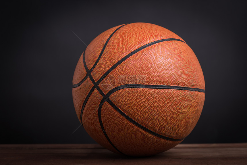 木和黑色背景的旧篮球图片