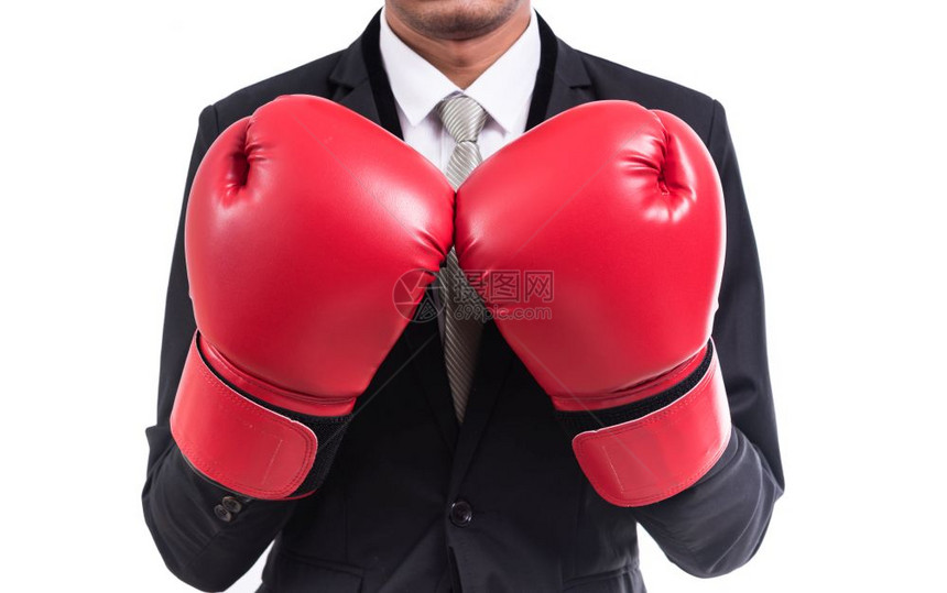 商业人员在白色背景上与拳击手套隔离的站立姿势图片
