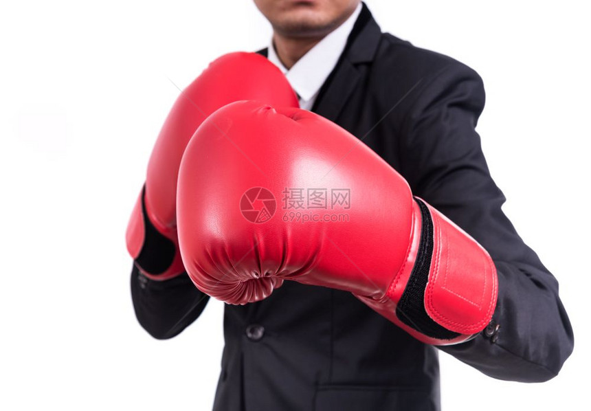 商业人员在白色背景上与拳击手套隔离的站立姿势图片