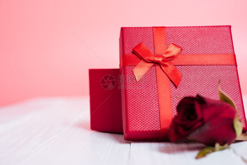 白木背景的礼物盒和花玫瑰情人节概念图片