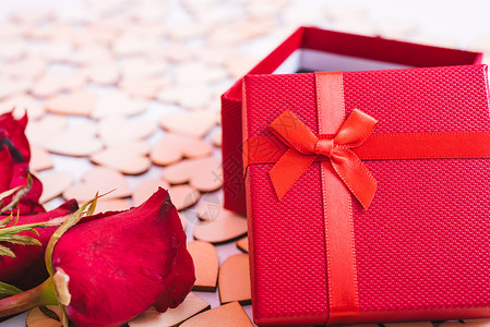 白木背景的心有礼物盒和花玫瑰情人节的概念图片