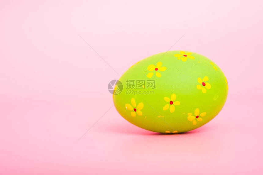 粉红色背景的美丽复活节绿色彩蛋颜复活节概念图片