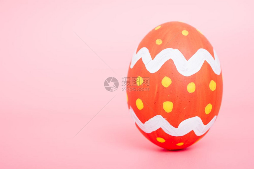 粉红色背景的美丽复活节红蛋颜色复活节概念图片