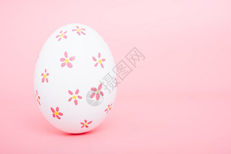 粉红色背景的美丽复活节白蛋颜色复活节概念图片