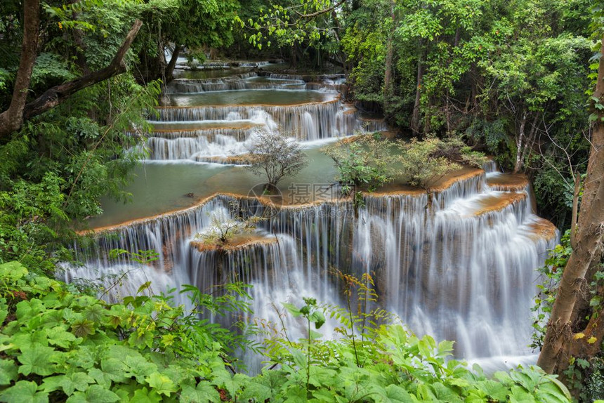 泰国Kanchanaburi美丽的瀑布HuayMaeKamin瀑布图片