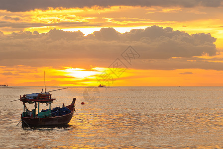 日落海滩邦普拉现场有船图片
