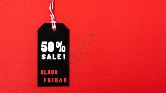 网上购物宣传黑色星期五销售50的文字在红色背景的黑标签上图片