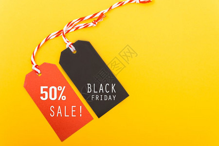 网上购物宣传黑色星期五标签和50销售黄背景红标签背景图片
