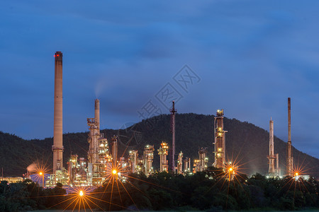 深色石油炼厂化工厂图片