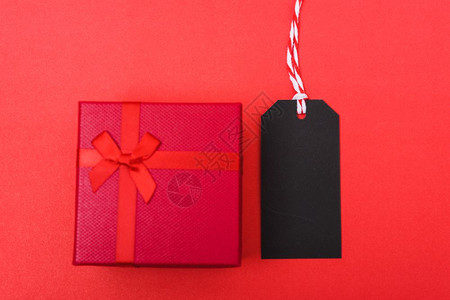 黑色背景的红标签和旅行盒空白复制间在线营销购物概念图片