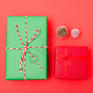 圣诞素材绿新年圣诞节组成顶视绿色红礼盒和底绿树枝背景