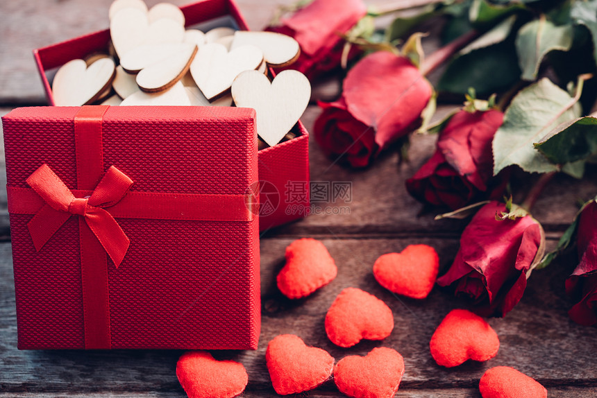 红心花玫瑰和木背景的礼品盒情人节概念图片
