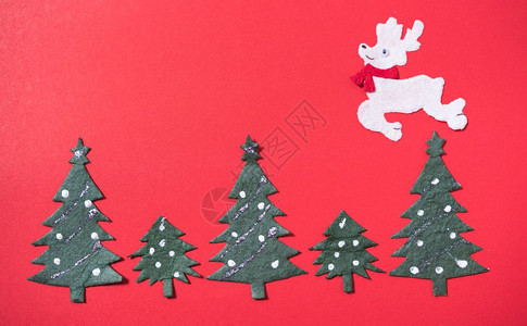 圣诞绿树和红后腹角的鹿可复制使用空间背景图片