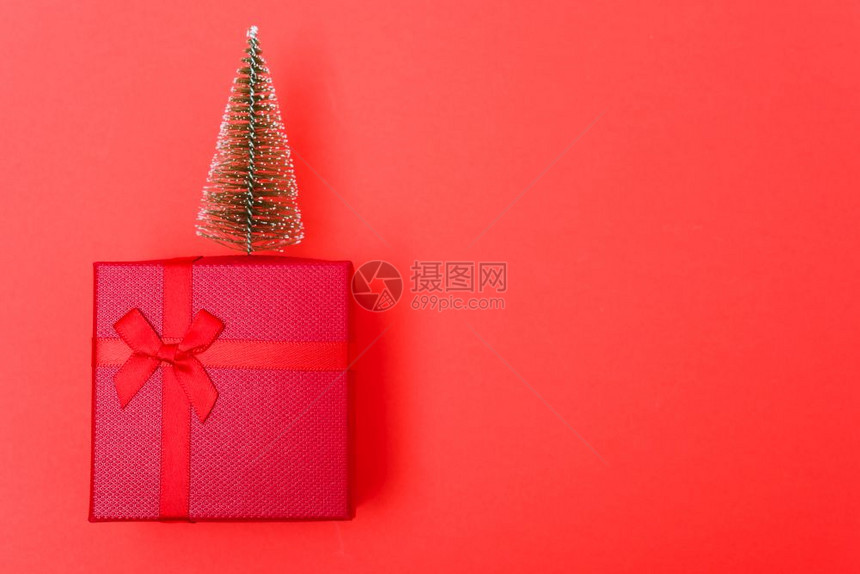 新年圣诞节的构成顶视红礼盒背景的绿色fir树枝红背景的色树枝图片