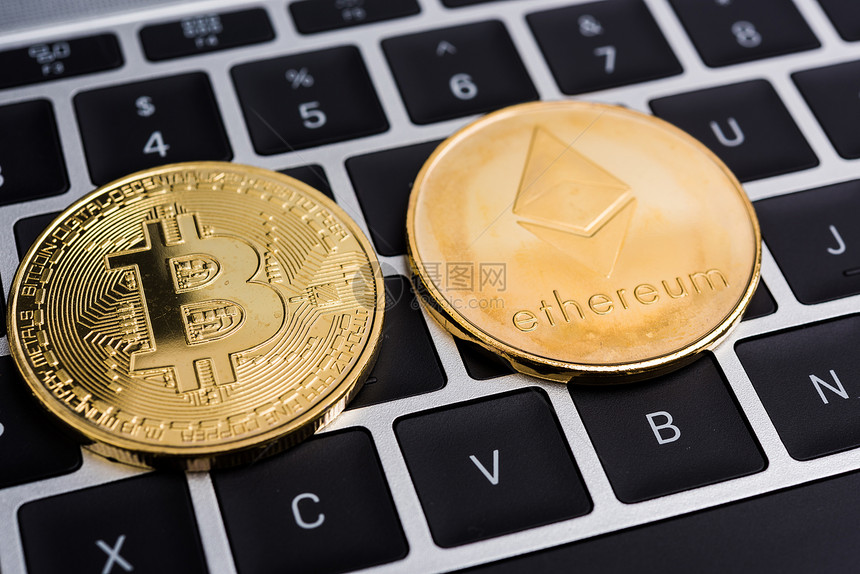 Bittcoin和Eceenum硬币在计算机手提电脑键盘上筹集资金图片