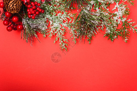 圣诞装饰红背景的fir树枝圣诞快乐概念带有文本复制空间图片