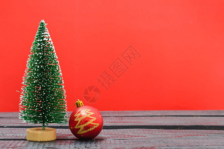 圣诞成像装饰最小绿色fir树枝有雪红色背景球圣诞快乐概念复制文本空间图片