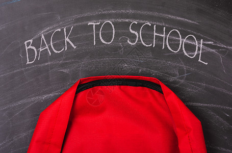 背回学校购物袋包黑板和上的红色教育袋黑板和上的红包图片