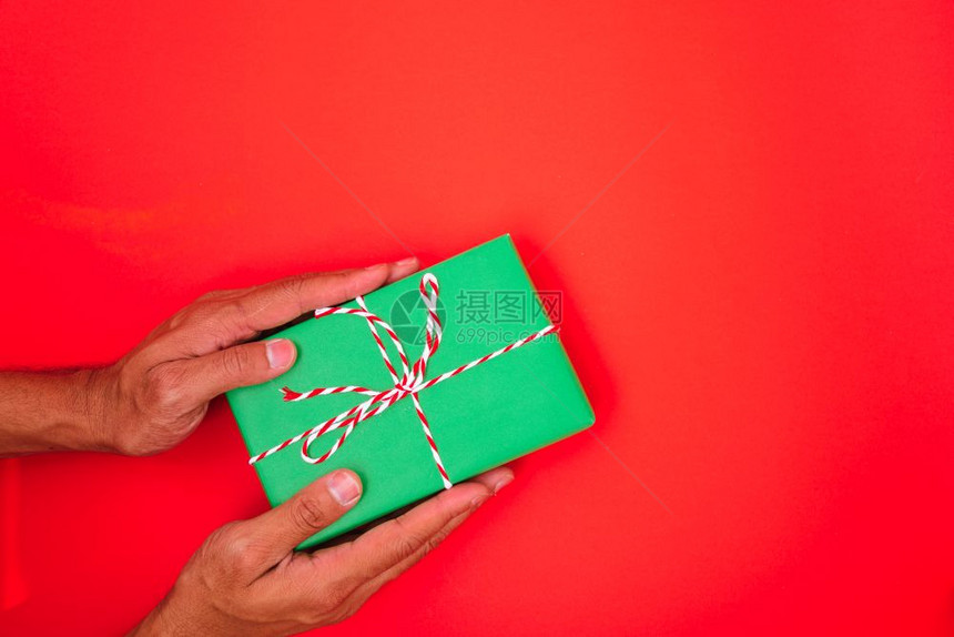 新年快乐圣诞20年或情人节顶端视窗手与绿色礼品盒红背景复制您的文本空间图片