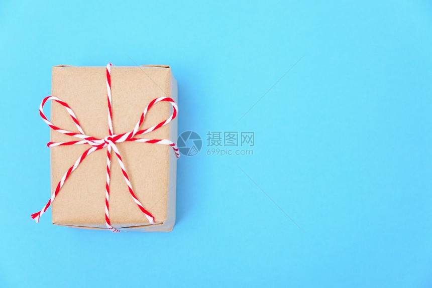 新年和20圣诞快乐或情人节顶层观赏纸包着的首观展示在蓝背景的棕色礼品盒装饰复制您文本的空间图片