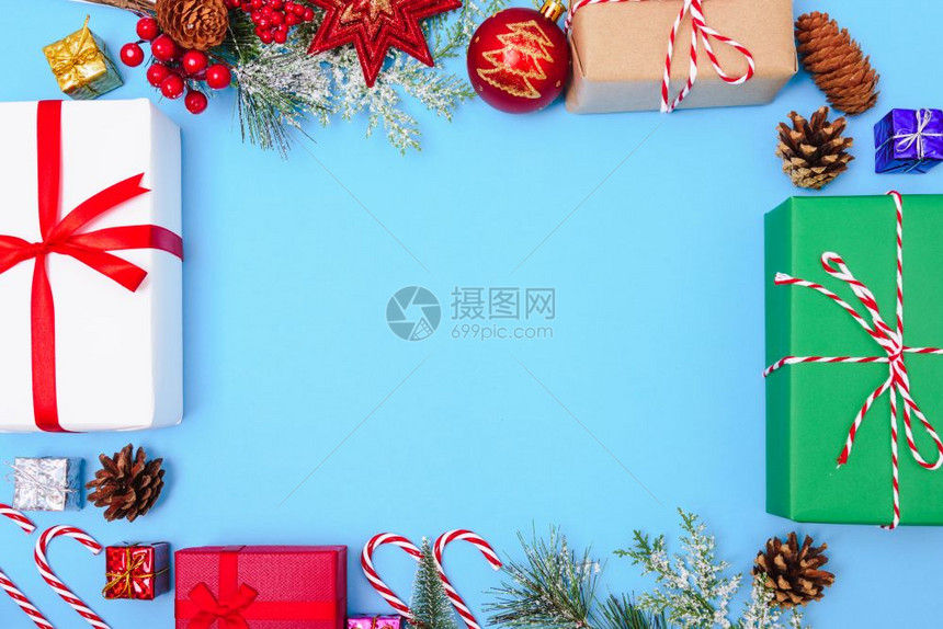 20年新和圣诞节快乐蓝色背景的顶层视图构成装饰并有文本的复制空间图片