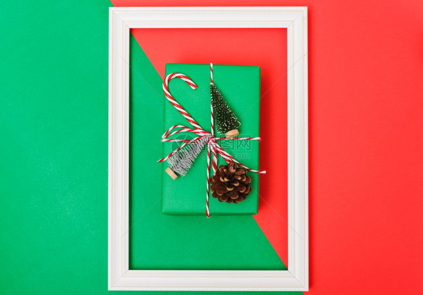 新年圣诞节的构成顶视礼物绿箱绳子的剪折红绿树枝和色并带有复制空间图片