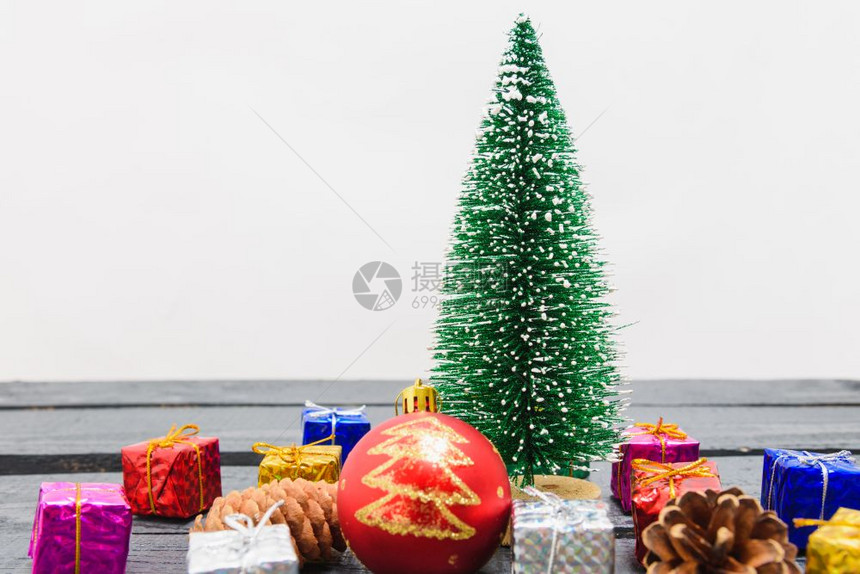 圣诞装饰最小绿色fir树枝白底雪和礼品盒圣诞快乐概念文本复制空间图片