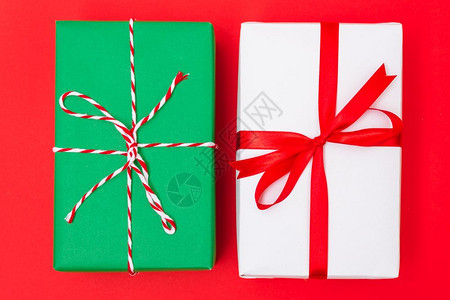 新年快乐20年圣诞节快乐顶视红背景的Xmas白色和绿礼品盒有文本复制空间背景图片