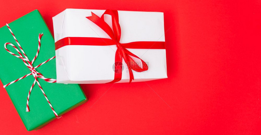 新年快乐20年圣诞节快乐顶视红背景的Xmas白色和绿礼品盒有文本复制空间图片