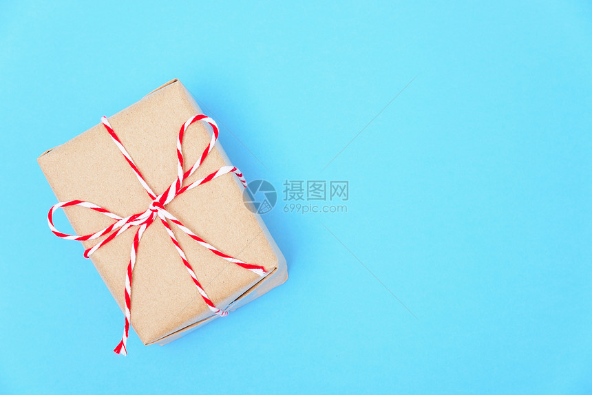 新年和20圣诞快乐或情人节顶层观赏纸包着的首观展示在蓝背景的棕色礼品盒装饰复制您文本的空间图片