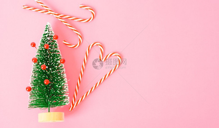 新年快乐和圣诞日顶端视图平面装饰粉红背景的树壁枝复制您文本的空间图片