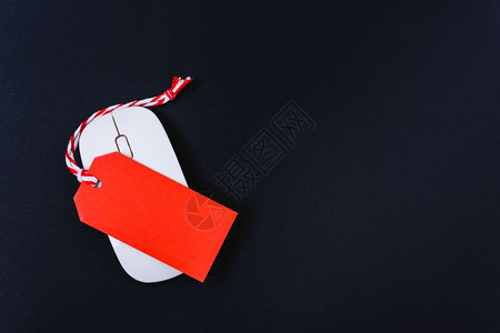 黑背景白鼠上的网购物空白红色标记图片