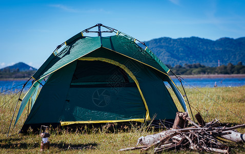 在湖附近扎营绿色帐篷没有人背景图片