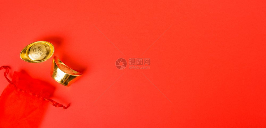 新年平面顶楼金条和红背景的花朵附上文字版面的复制空间图片