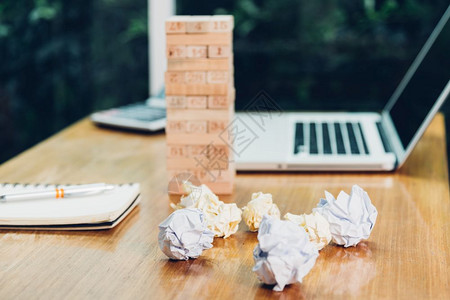 商业游戏木块塔因办公桌室纸面折叠而倒塌背景图片