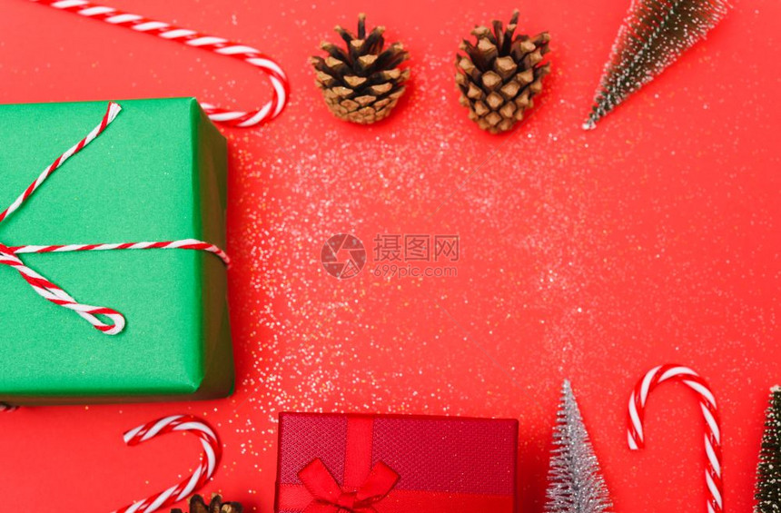 新年圣诞节组成绿色和红礼箱一根绳子红底绿色fir树枝以及复制空间图片