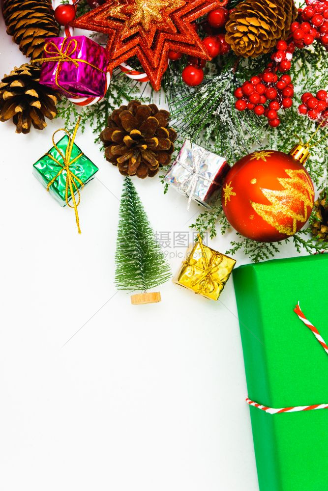 圣诞创作装饰白色背景上的fir树枝圣诞快乐概念文本复制空间图片