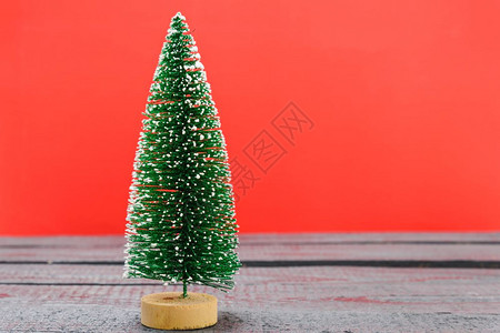 圣诞成像装饰最小绿色fir树枝红色背景下有雪圣诞快乐概念复制文本空间图片