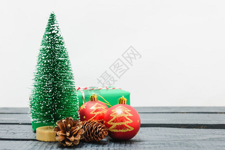 圣诞成像装饰最小绿色fir树枝白色背景下雪圣诞快乐概念复制文本空间图片