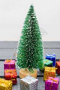 圣诞装饰最小绿色fir树枝白底雪和礼品盒圣诞快乐概念文本复制空间图片