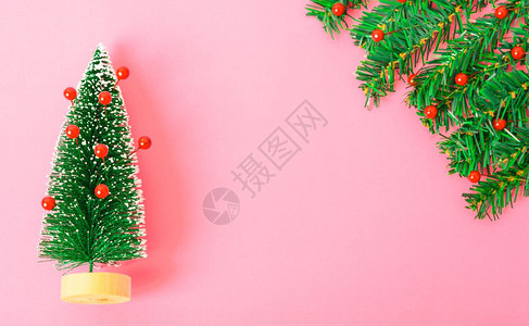 新年快乐和圣诞日顶端视图平面装饰粉红背景的树壁枝复制您文本的空间图片
