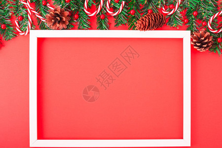 新年快乐圣诞日全新年和圣诞节顶视平板装饰树壁和红背景照片框并附上文字版面的复制空间背景图片
