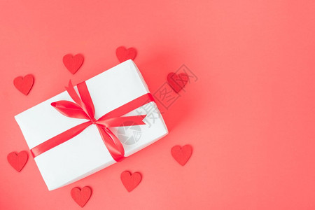 红色背景的心圆框礼物盒带有复制空间的情人节概念图片