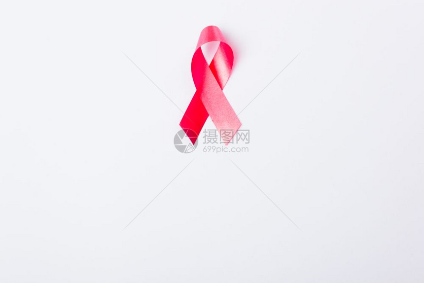 乳癌月概念平坦的顶部视野白色背景的粉丝带以及文本的复制空间图片