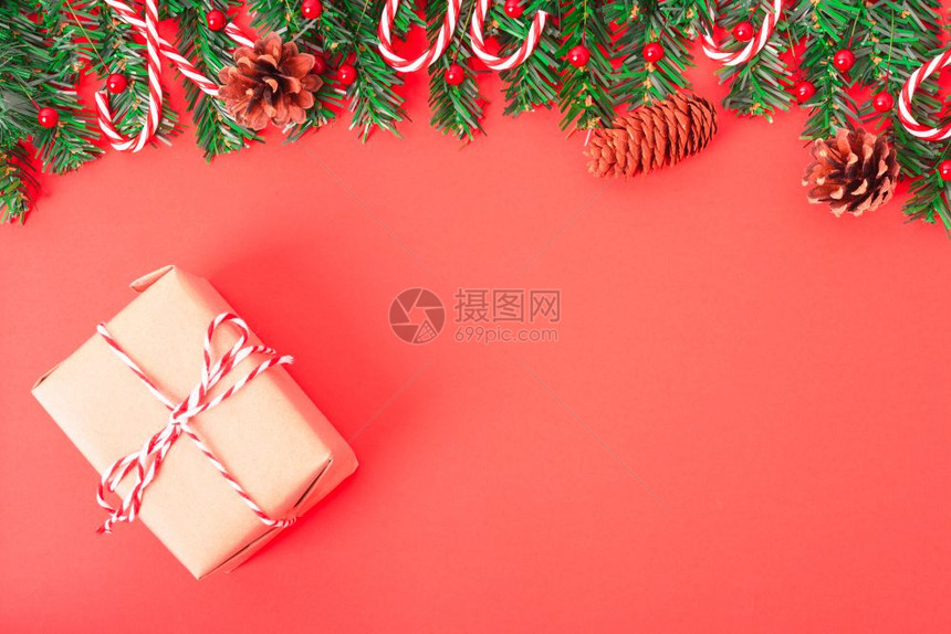 新年快乐圣诞日全新年快乐天观平地板装饰树壁和红背景的礼品盒并附上文本的复制空间图片