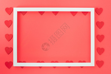 红色背景的心圆相框带有复制空间的情人节概念图片