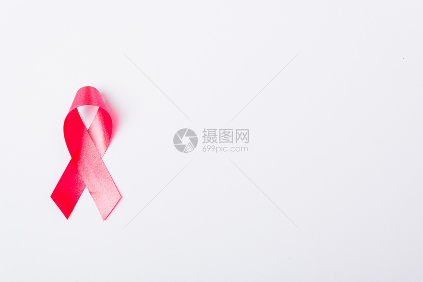 乳癌月概念平坦的顶部视野白色背景的粉丝带以及文本的复制空间图片