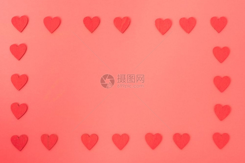 红色背景的心圆框带有复制空间的情人节概念图片