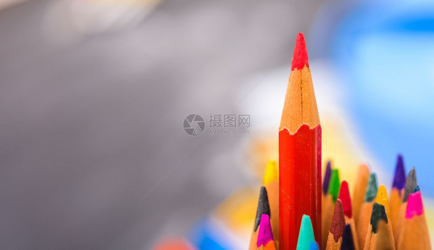 回到学校红铅笔站在人群外有很多商业成功的概念图片