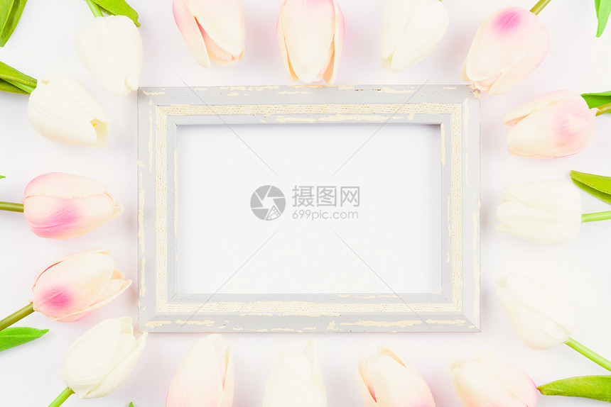 妇女节快乐母亲和情人日的概念顶端视窗平开的图利普花和白色背景的相框复制文本空间图片